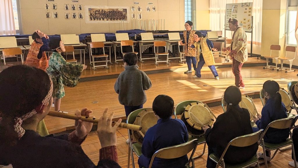 児童が太鼓を叩き、踊る様子